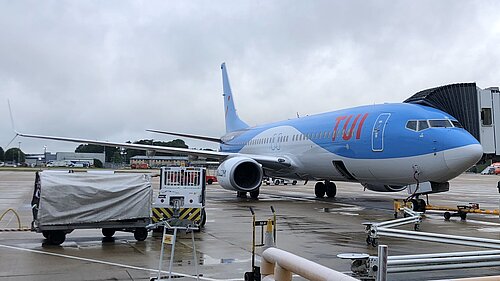 TUI 737-800 at LGW