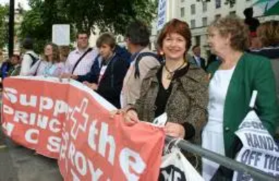 Anne Jones, Serena Tierney and other local campaigners make sure the PRH banner is visible to Gordon Brown.